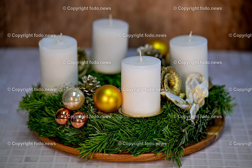 Adventkranz_ 26.11.2024-1 | 26.11.2024, Linz, AUT, Advent, im Bild Adventkranz, Kranz, Kerzen, Weihnachtszeit, Vorweihnachtszeit, Brauchtum, Zweige, Schmuck, besinnlich, froehlich, Winter, Feuer, Flamme, Tradition, Dekoration, Schmuck, schmuecken, dekorieren, festlich, traditionell, festlich, Fest