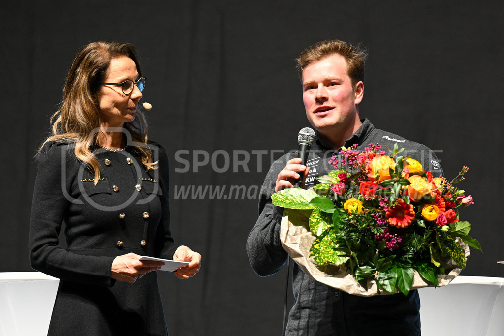 Winterthurer Sportehrung - 23. Februar 2023 | Winterthurer Sportehrung
AXA Arena, Winterthur
Winterthurer Sportler des Jahres Kalle Koblet (Snowboard) mit Moderatin Regula Späni.
Bild: Sportfotografie Markus Aeschimann | www.markus-aeschimann.ch - Realisiert mit Pictrs.com
