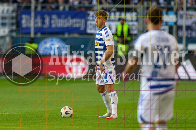 22.03.2026, GER, Fussball, Herren, 3. Liga, Saison 2025/2026, MSV Duisburg - 1860 München | Ben Schlicke (MSV Duisburg) in Aktion am Ball, Einzelaktion 