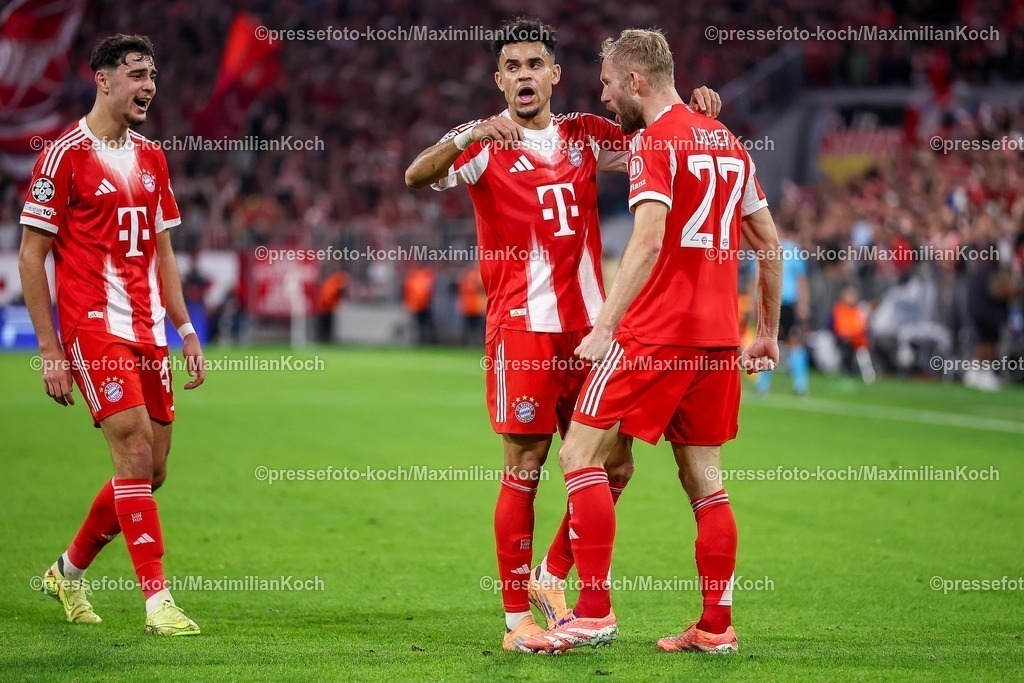UCL22102501057 | 22.10.2025, Fußball, UEFA Champions League, FC Bayern München - Club Brügge, Allianz Arena, Saison 2025 2026: Torjubel nach dem Tor zum 3:0 durch Torschütze Luis Diaz (FC Bayern Muenchen #14)  zusammen mit  Konrad Laimer (FC Bayern Muenchen #27) Regulations prohibit any use of photographs as image sequences and or quasi-video.