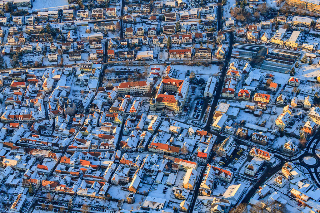 Luftbild: Schloss Bad Bergzabern im Winter bei Schnee in Bad Bergzabern im Bundesland Rheinland-Pfalz in Deutschland. Foto: IMG_54708.jpg vom 08.12.2012 durch Werner Riehm/FLY-FOTO.de