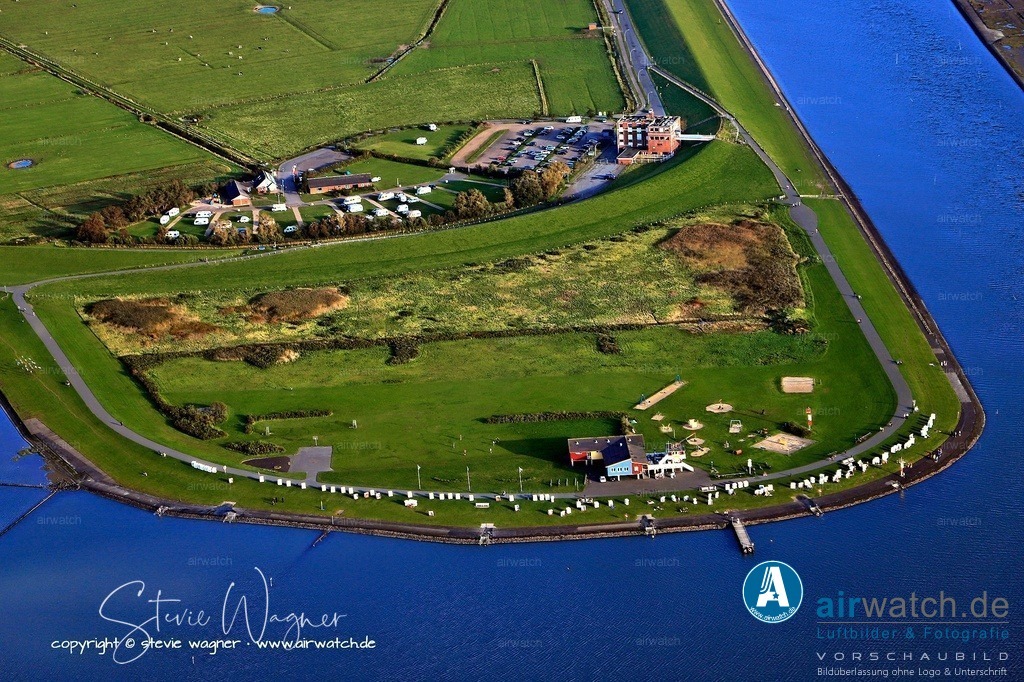 Luftbild Dockkoogsitze - Ein grüner Badestrand, | Die Dockkoogspitze, ein grüner Badestrand, erstreckt sich über etwa 300 Meter und bietet ausgezeichnete Wasserqualität sowie einen direkten Zugang zur Nordsee. Die Badestelle ist von Mai bis September saisonal durch die Deutsche Lebens-Rettungs-Gesellschaft (DLRG) überwacht. Besonders attraktiv ist die Möglichkeit, bei Ebbe geführte Wattwanderungen zu unternehmen, die einen einzigartigen Einblick in das Wattenmeer-Ökosystem bieten.
