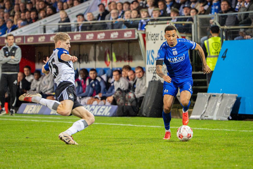 Fußball I Herren I Saison 2025-2026 I Regionalliga Nord I 24. Spieltag I SV Meppen - Hamburger SV II I 1694 | Jeremy Gandert (25, Hamburger Sport Verein II) gegen Oliver Schmitt (7, SV Meppen) - Realisiert mit Pictrs.com