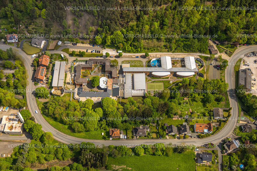Marsberg240504229 | Luftbild, LWL-Klinik Marsberg mit Baustelle und Baukran, Eingangsbereich Besucherbergwerk Kilianstollen, Niedermarsberg, Marsberg, Sauerland, Nordrhein-Westfalen, Deutschland