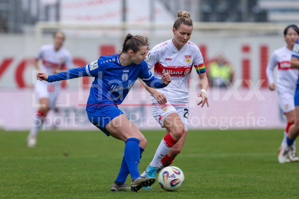 Fussball, 2. Frauen-Bundesliga, SV Meppen - VfB Stuttgart | v.li.: Sarah Hagg (SV Meppen, 12) und Jana Beuschlein (VfB Stuttgart, 20) im Zweikampf, Duell, Dynamik, Aktion, Action, Spielszene, DIE DFB-RICHTLINIEN UNTERSAGEN JEGLICHE NUTZUNG VON FOTOS ALS SEQUENZBILDER UND/ODER VIDEOÄHNLICHE FOTOSTRECKEN. DFB REGULATIONS PROHIBIT ANY USE OF PHOTOGRAPHS AS IMAGE SEQUENCES AND/OR QUASI-VIDEO.