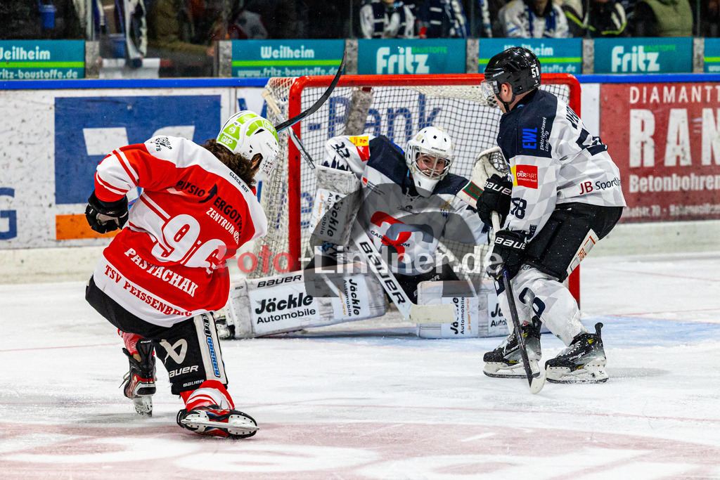 Spiel 1 Viertelfinale TSV Peißenberg Miners vs HC Landsberg Riverkings | Eishockey Bayernliga Playoffs 2023/2024, Spiel 1 Viertelfinale TSV Peißenberg Miners vs HC Landsberg Riverkings, 20240216,
Schuss aufs Tor von Lynnden PASTACHAK (Miners 97),
2024-02-16 in Peißenberg (Eisstadion)
96 Lynnden PASTACHAK (Miners 97), 58 Tobias WEDL (HCL 58), 32 Moritz BORST (HCL Goali 32)
Copyright: WolfgangxLindner foto-lindner.de