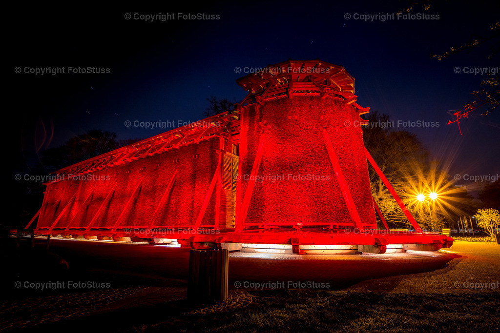 Rot angeleuchtetes Gradierwerk Hamm  | Das farblich illuminierte Gradierwerk im Hammer Kurpark ist immer ein echter Hingucker. - Realisiert mit Pictrs.com