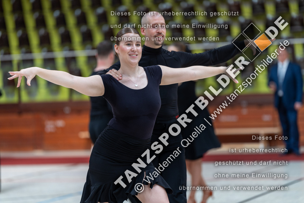 20240810-01118 | Hier finden Sie Tanz Bilder vom Latein und Standard Formationen tanzen. Sportbilder vom Tanzsport. Schöne Fotos und von Weltmeisterschaft, Europameisterschaft, Bundesliga, Regionalliga, Oberliga und Landesliga sowie von GOC Stuttgart, DanceComp, WM Bremen