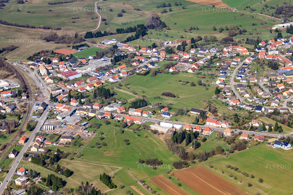 Luftbild: Ortsansicht von Südosten in Petit-Réderching im Bundesland Moselle in Frankreich. – Foto: IMG_38476.jpg vom 20.03.2011 durch Werner Riehm/FLY-FOTO.de – Auflösung des Originals: 4615 x 3077 px