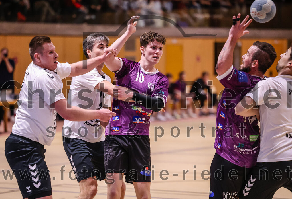 2025-02-15_063_SpVgg_Altenerding_gegen_SVW_Burghausen | Erding, Deutschland, 15.02.2025:Handball, Bezirksoberliga Männer 2024 / 2025, 16. Spieltag, SpVgg Altenerding gegen SVW Burghausen, Endergebnis: 32:31Thomas Reitmeier (SVW Burghausen, #18), Tim Steininger (SpVgg Altenerding, #10), Sebastian Forster (SpVgg Altenerding, #13)Foto: Christian Riedel / fotografie-riedel.net