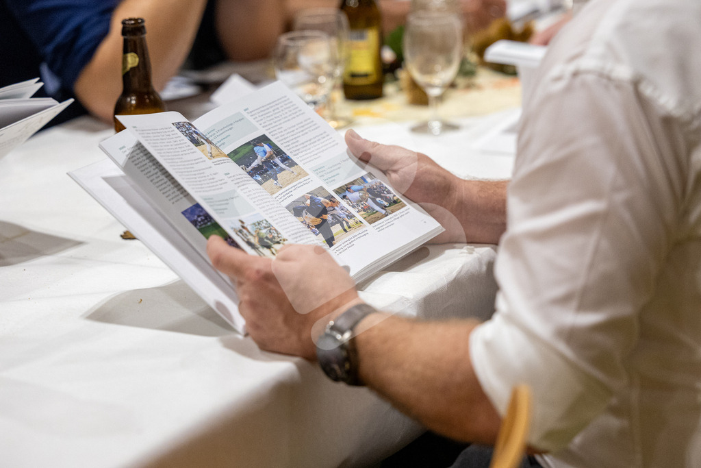SKE100J_5014 | Die Schwinger des Schwyzer Kantonalen Schwingerverbandes: Fotos, die Dynamik und Leidenschaft festhalten, sowie emotionale Momente aus dem traditionellen Schwingsport zeigen. - Realisiert mit Pictrs.com