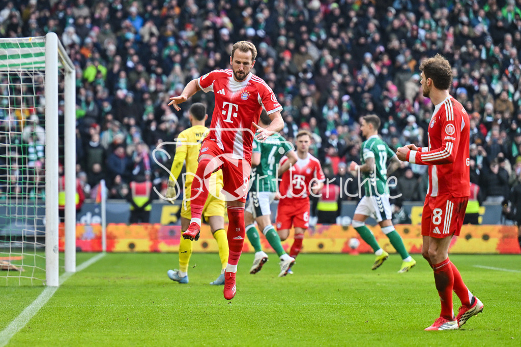 SV Werder Bremen - FC Bayern München | BREMEN, GERMANY - 14. FEBRUARY: Jubel der Bayern nach dem Treffer zum 0-1 durch Harry KANE (FC Bayern Munich 9) / Foulelfmeter / Tor / Torschuetze / Freude / Happy während dem Bundesligamatch zwischen dem SV Werder Bremen und dem FC Bayern München am 22. Spieltag im Weserstadion / DFL REGULATIONS PROHIBIT ANY USE OF PHOTOGRAPHS AS IMAGE SEQUENCES AND/OR QUASI-VIDEO