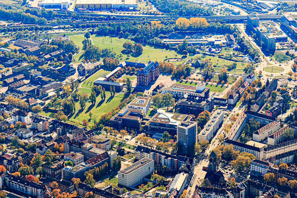Luftbild: Gottesauer Platz mit BGV Badische Versicherungen, Gesundheitsamt Karlsruhe und Wolfgang-Rihm-Forum am Schloss Gottesaue im Ortsteil Oststadt in Karlsruhe im Bundesland Baden-Württemberg in Deutschland. Foto: IMG_129837.jpg vom 24.10.2021 durch Werner Riehm/FLY-FOTO.deWWW.BGV.DE