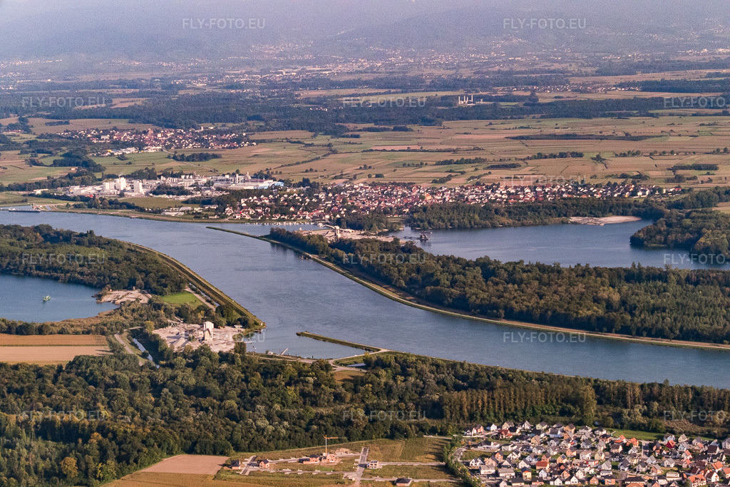 Vue aérienne: Bassin de Grundelhafen sur le Rhin et gravière à Drusenheim dans le département Bas Rhin, France – .Photo: P1000945.jpg prise le 15/09/2014 par Werner Riehm/FLY-FOTO.eu – Résolution de l'original: 5472 x 3648 px
