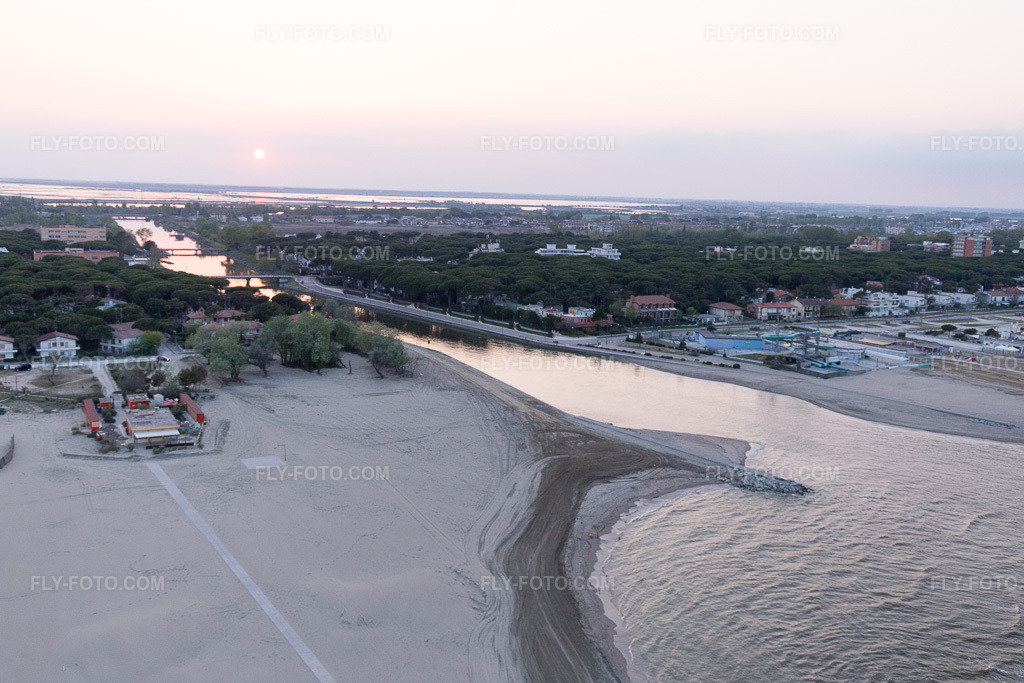 Aerial view: View of the town in Lido degli Estensi in the state Emilia Romagna, Italy.Photo: IMG_098589.jpg taken on 04/05/2017 by Werner Riehm/FLY-FOTO.comResolution of the original: 5472 x 3648 px