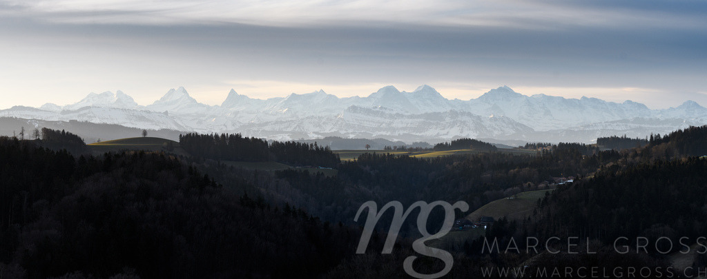 panoramic view from Emmental with the Bernese Alps in the distance | Die ideale Geschenkidee für Naturliebhaber. Naturbilder von Marcel Gross Photography für ihr Zuhause in den verschiedensten Formaten und Materialien. - Realisiert mit Pictrs.com