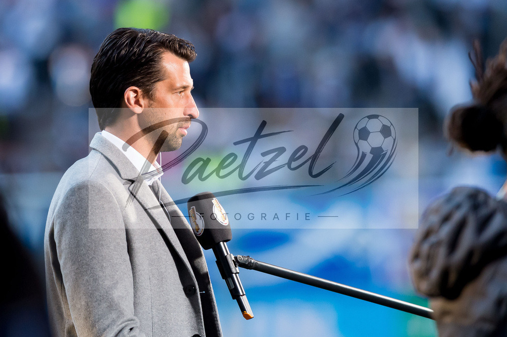 HSVSCF20220419_004 | Fussball, Herren: Vorstand Sport Jonas Boldt (Hamburger SV) im Interview beim DFB-Pokal-Halbfinalspiel zwischen Hamburger SV und SC Freiburg im Volksparkstadion am 19.04.2022 in Hamburg, Deutschland.DFB / DFL REGULATIONS PROHIBIT ANY USE OF PHOTOGRAPHS AS IMAGE SEQUENCES AND/OR QUASI-VIDEO. - Realisiert mit Pictrs.com