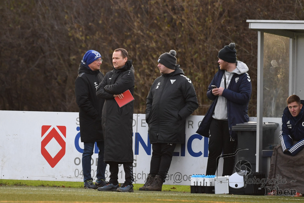 FC Rastede-WSC Frisia | Herren Bezirksliga 2; FC Rastede (blau)-WSC Frisia Wilhelmshaven (weiß) am 30.11.2025 in Rastede (Sportanlage Köttersweg); Photo: Philip Eiben 2025 - Realisiert mit Pictrs.com