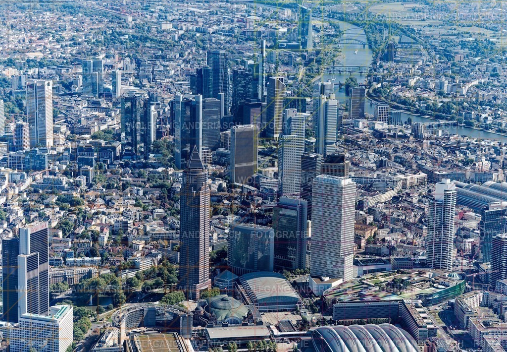 R3B_0149_wa_fra_fra_skyline_wa_finish | Die Frankfurter Skyline erhebt sich kraftvoll aus der Stadt und erzählt von Dynamik, Vision und urbanem Leben. Aus der Vogelperspektive verschmelzen Architektur, Licht und Struktur zu einem Moment voller Energie und Klarheit. Frankfurt zeigt sich hier als pulsierendes Zentrum zwischen Ruhe und Bewegung – modern, stark und zeitlos.
Aufgenommen über Frankfurt am Main. - Realisiert mit Pictrs.com