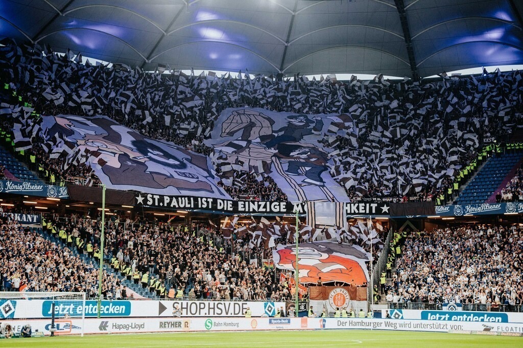 FCP09305 | Der offizielle Shop für FC St. Pauli Fotos. Wähle aus Spielszenen & Fanmomenten dein FCSP Wunschformat. Wir liefern Millerntor-Atmosphäre.