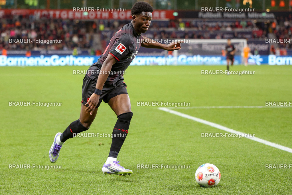 Bayer 04 Leverkusen vs Eintracht Frankfurt - Bundesliga  | Leverkusen, Deutschland, 12.09.25:   Ernest Poku (Bayer 04 Leverkusen) in Aktion am Ball, Einzelaktion waehrend des Spiels der Bundesliga zwischen  Bayer 04 Leverkusen vs Eintracht Frankfurt in der BayArena(Foto von Brauer-Fotoagentur / Adrian Schlueter)