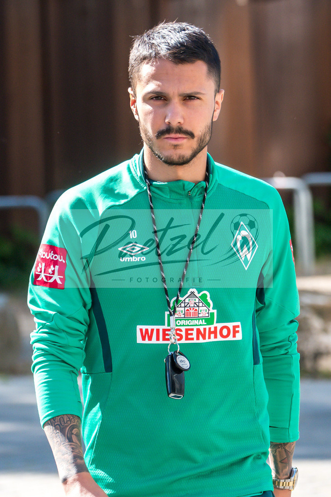 TRASVW20200521_0052 | Fussball, Herren: Leonardo Bittencourt (Werder Bremen) schaut bei der Ankunft am wohninvest Weserstadion am 21.05.2020 in Bremen, Deutschland. - Realisiert mit Pictrs.com