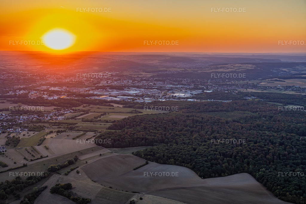 Luftbild: Sonnenuntergang über dem Industriegebiet im Ortsteil Zone Industrielle du Grand Bois in Saargemünd im Bundesland Moselle in Frankreich. – Foto: IMG_158775.jpg vom 14.08.2026 durch Werner Riehm/FLY-FOTO.de – Auflösung des Originals: 6000 x 4000 px