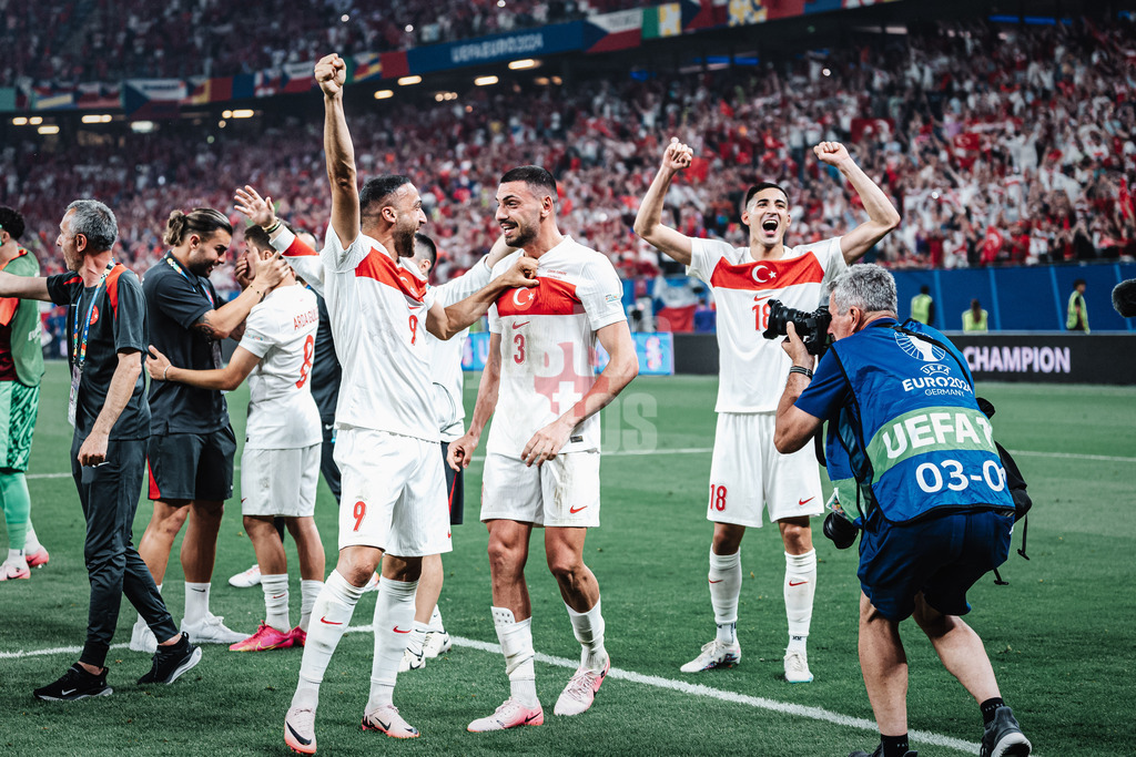 Fußball | Herren | UEFA-Fußball-Europameisterschaft 2024 | Gruppe F | Tschechien vs. Türkei | 26.06.2024 | v.l. Cenk Tosun (#9, Türkei), Merih Demiral (#3, Türkei), und Mert Müldür (#18, Türkei) feiern den Sieg