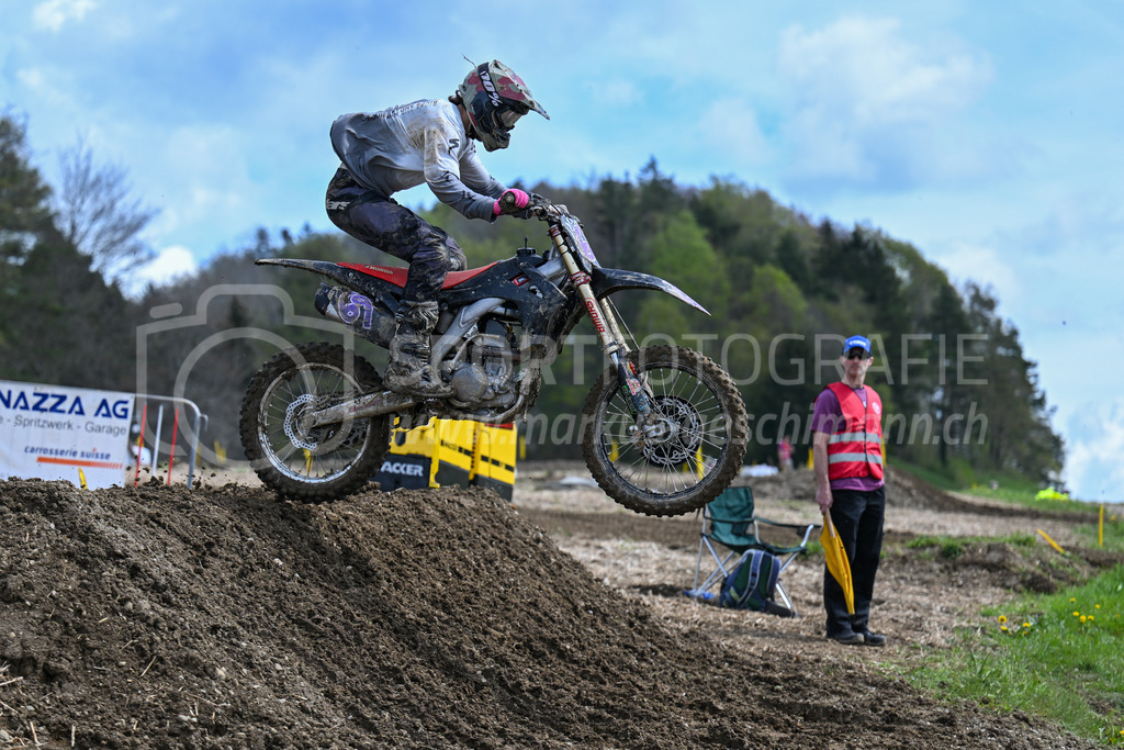Motocross Schlatt bei Winterthur - 29. April 2023 | #69 Fusco Mauro aus Seuzach (CH) auf Honda in der Kategorie Hobby Open am Motocross Schlatt bei Winterthur, 29. April 2023.
Instagram: @mx_schlatt | @mc_wila | @sam_schweiz
Bild: Sportfotografie Markus Aeschimann | www.markus-aeschimann.ch - Realisiert mit Pictrs.com