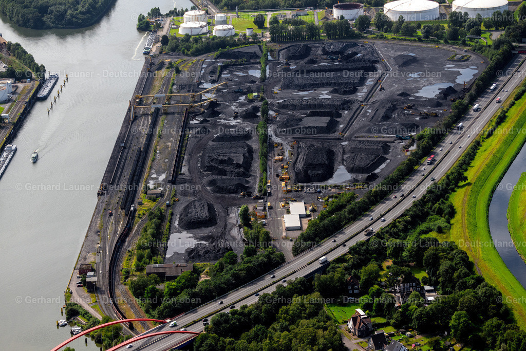 4050277 | BOTTROP 25.08.2021 Lagerfläche für Importkohlenumschlag im Stadthafen Bottrop am Sturmshof in Bottrop im Ruhrgebiet im Bundesland Nordrhein-Westfalen, Deutschland. Weiterführende Informationen bei: Suden GmbH. // Storage area for coal in Bottrop at Ruhrgebiet in the state North Rhine-Westphalia, Germany. Further information at: Suden GmbH. Foto: Gerhard Launer