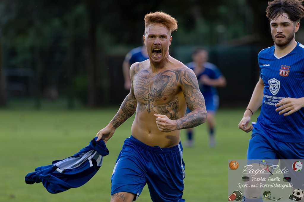 Hessenliga: Türk Gücü Friedberg - FC Eddersheim, 09.08.2024 | Ekstase beim orschützen zum 5:3 Noah Michel (Türk Gücü Friedberg #33), Türk Gücü Friedberg - FC Eddersheim, Friedberg, Städtischer Sportplatz, 9.8.2024 - Realisiert mit Pictrs.com