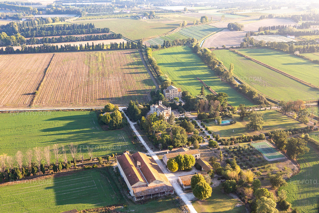 Aerial view: Clamasix Domaine Breuil in Graveson in the state Bouches du Rhone, France. – Photo: IMG_129585.jpg taken on 09/23/2021 by Werner Riehm/FLY-FOTO.com – Resolution of the original: 5393 x 3595 px