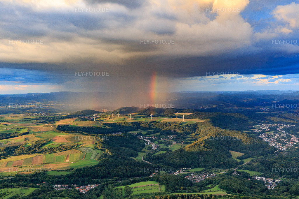 Luftbild: Windpark Merchingen vor einer Regenwand mit Regenbogen im Ortsteil Merchingen in Merzig im Bundesland Saarland in Deutschland. Foto: IMG_149622.jpg vom 05.09.2025 durch Werner Riehm/FLY-FOTO.de
