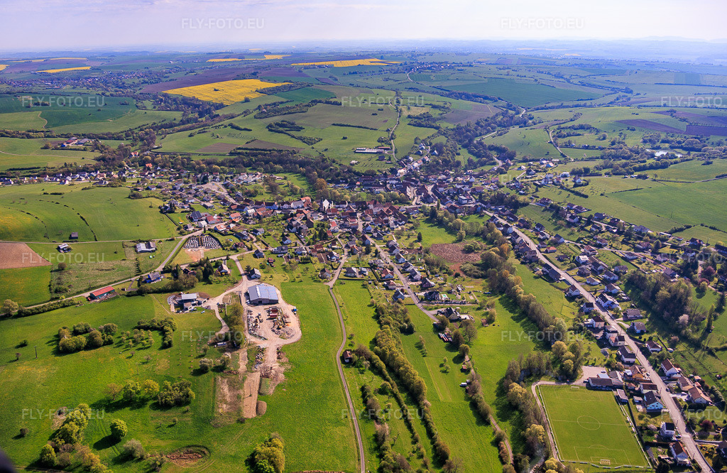 Vue aérienne: Vue de la ville depuis l'ouest à Achen dans le département Moselle, France – .Photo: IMG_154594.jpg prise le 18/04/2026 par Werner Riehm/FLY-FOTO.eu – Résolution de l'original: 5542 x 3606 px