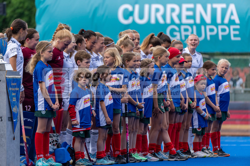 Final4_20250601-1037-HK108244 | Krefeld, Deutschland, 01.06.2025:  Feldhockey Final4 2025 – „Deutsche Feldhockey-Meisterschaften 2025“ Harvestehuder HTC - Düsseldorfer HC (Finale Damen) im Gerd-Wellen-Hockeyanlage am 01.06.2025 in Krefeld, Deutschland. (Foto von Kramhöller/Fehrmann/Kaste)Krefeld, Germany, 01.06.2025: Feldhockey Final4 2025 – „Deutsche Feldhockey-Meisterschaften 2025“ Harvestehuder HTC - Düsseldorfer HC (Finale Damen) in Gerd-Wellen-Hockeyanlage at 01.06.2025 in Krefeld, Deutschland. (Foto from Kramhöller/Fehrmann/Kaste)