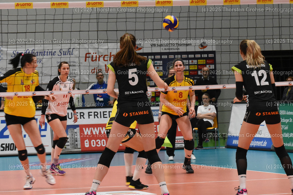 VBL VFB SUHL vs. LADIES IN BLACK AACHEN | Aachen in SCHWARZ gegen Suhl in GELB; VBL VFB SUHL vs. LADIES IN BLACK AACHEN, Volleyball-Bundesliga Frauen am 03.02.2018 in der Multihalle in Meiningen, (Deutschland) - Realisiert mit Pictrs.com
