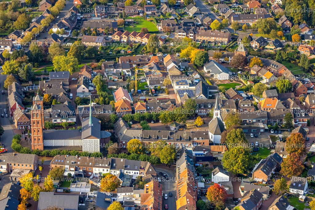 Uedem241014224 | Luftbild, römisch-katholische Pfarrkirche St. Laurentius, Marktplatz und evang. Kirche, Uedem, Niederrhein, Nordrhein-Westfalen, Deutschland
