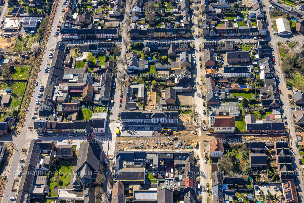 Wesel240310936Buederich | Luftbild, Wohngebiet Ortsansicht Ortsteil Büderich mit Venloer Straße, Innenstadt mit kath. Pfarrkirche St. Peter und Baustelle und Umbau mit Straßenbauarbeiten am Marktplatz, Umland mit Wiesen und Feldern, Büderich, Wesel, Nordrhein-Westfalen, Deutschland