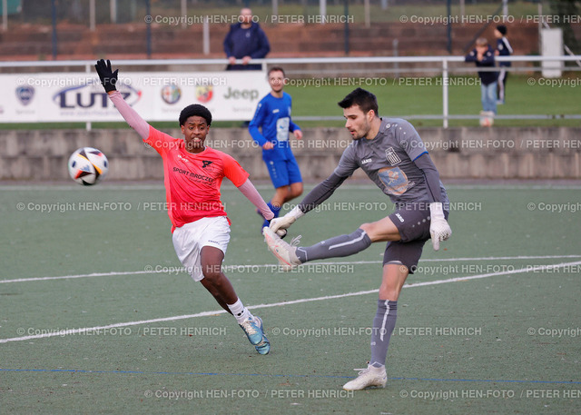 3 rote Karten in der Schlussphase | 08.12.2024 Fussball Herren KOL Darmstadt Saison 2024 2025 SV Traisa vs Hellas Darmstadt v. li. Amanuel Abreha (70 Traisa) Alexios Kasmiris (98 Hellas) (Foto: Peter Henrich) - Realisiert mit Pictrs.com