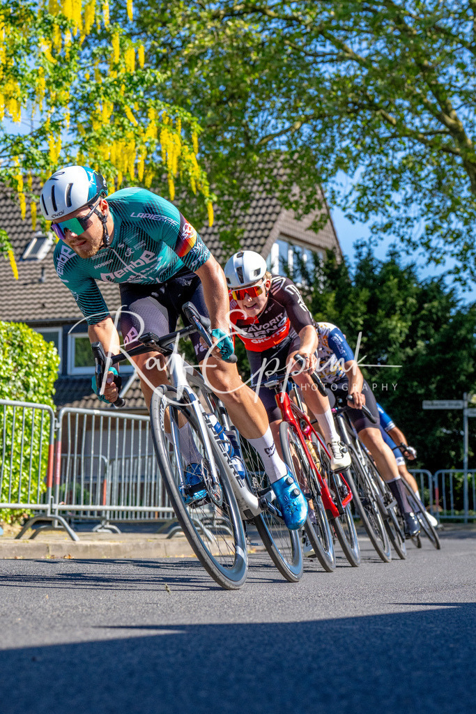 Spurt in den Mai 2026 - Großer Preis der Sparkasse Neuss | Annual one-day road cycling race "Großer Preis der Sparkasse Neuss" held in Büttgen, Germany, organized by VfR Büttgen 1912 e.V. The event features multiple races across all age categories from U11 youth to Elite men. - Realisiert mit Pictrs.com