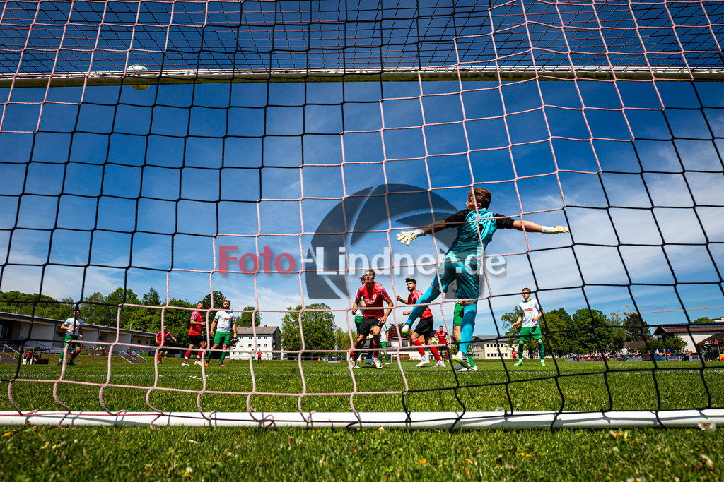 TSV Peißenberg vs Lenggrieser SC | Abstiegs Qualifikationsrunde Kreisliga Gruppe C, TSV Peißenberg vs Lenggrieser SC, 20240504,
Kopfball Eleftherios CACI (TSVP 6),
2024-05-04 in Peißenberg (Sportplatz Peißenberg)
Maximilian ANGERMEIER (LSC 5), Eleftherios CACI (TSVP 6), Felix KREHER (LSC 4)
Copyright: WolfgangxLindner www.foto-lindner.de
