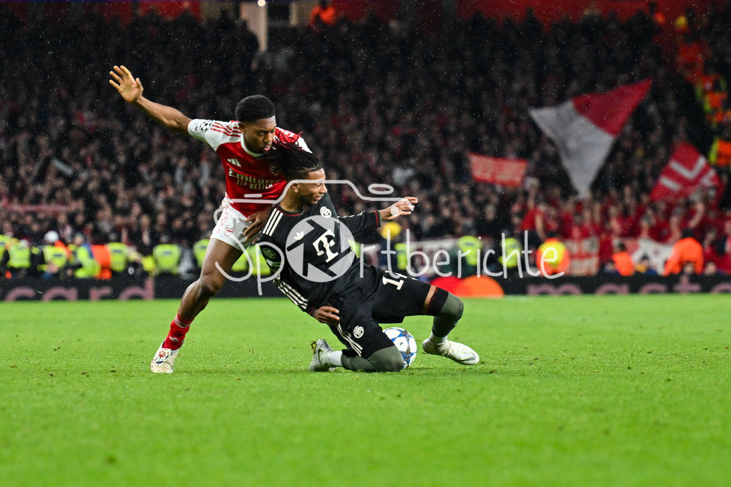 Arsenal FC - FC Bayern München | LONDON, ENGLAND - 26. NOVEMBER: im Duell Myles LEWIS-SKELLY (Arsenal FC 49) und Michael OLISE (FC Bayern Munich 17) beim Ligaspiel zwischen Arsenal London und dem FC Bayern München am 5. Spieltag der UEFA Champions League im Emirates Stadium am 26.11.2025