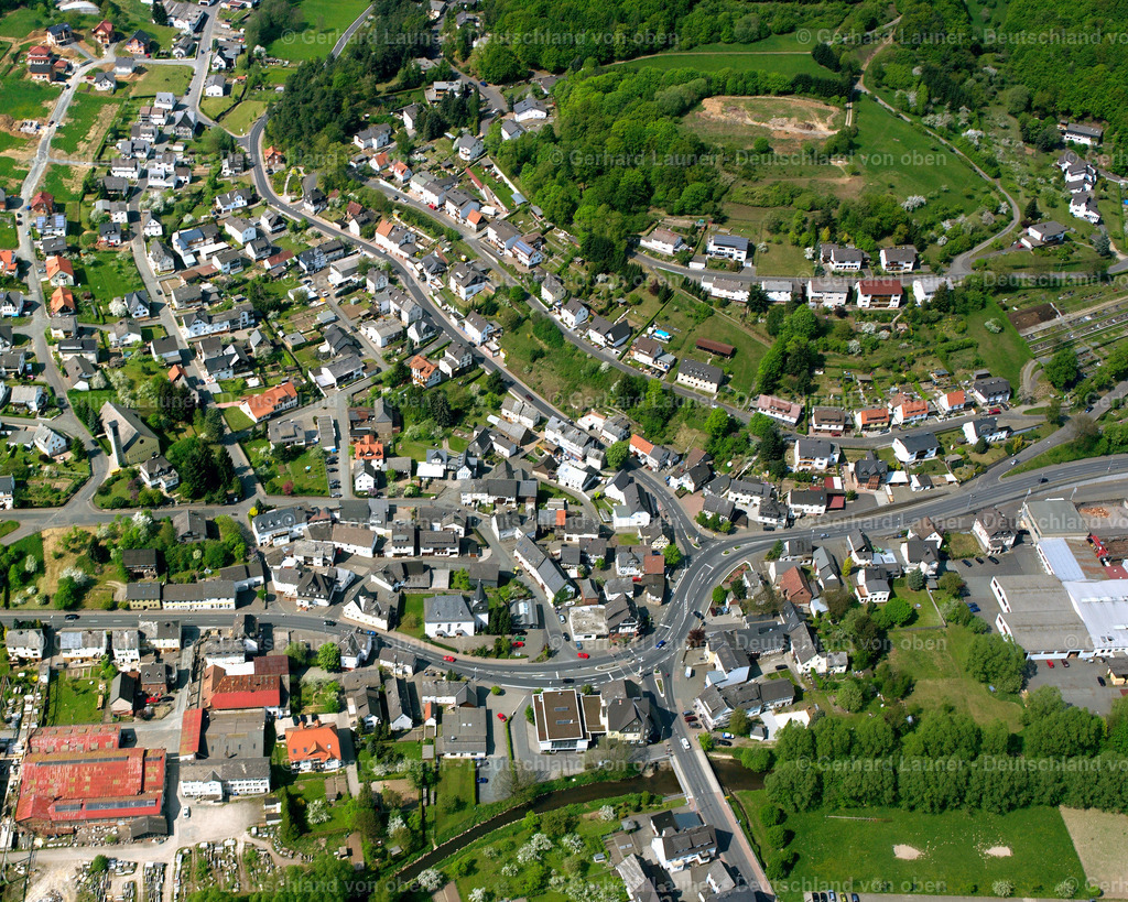 2610365 | Mittenaar 09.06.2006 Ortsansicht der Straßen und Häuser der Wohngebiete in Bicken im Bundesland Hessen, Deutschland // Town View of the streets and houses of the residential areas in Bicken in the state Hesse, Germany Foto: Gerhard Launer