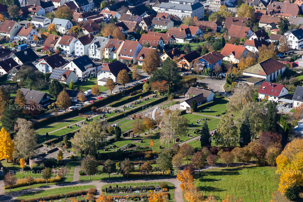 Friedhof Langensteinbach | Luftbild: Friedhof Langensteinbach im Ortsteil Langensteinbach in Karlsbad im Bundesland Baden-Württemberg in Deutschland. Foto: IMG_129959.jpg vom 24.10.2021 durch ©2025 Werner Riehm fly-foto.de/copyright - Realisiert mit Pictrs.com