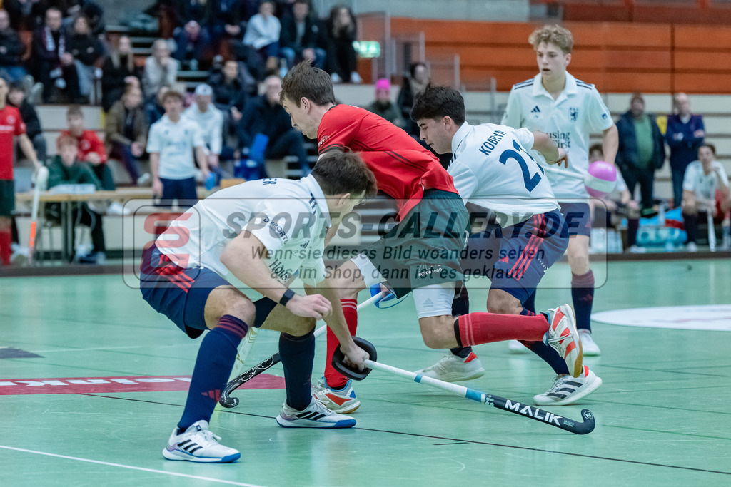 HK_20231217_107596 | 1. Bundesliga Herren Crefelder HC - Düsseldorfer HC  am 17.12.2023 Sporthalle Glockenspitz, Krefeld , Aumüller Leon ( Düsseldorfer HC #5 ) , Breucker Julius ( Crefelder HTC #2 ) , Nicolás Kobryn Melgare Jo ( Düsseldorfer HC #21 )