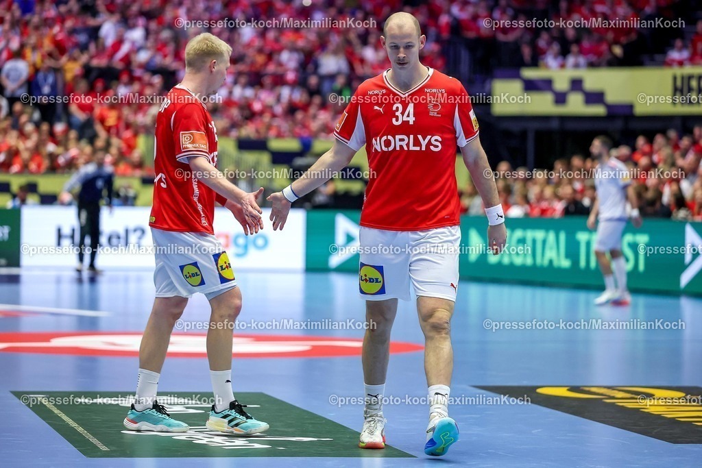 EHF20012602024 | 20.01.2026, Handball, Men's EHF EURO 2026, Dänemark - Portugal, Jyske Bank Boxen in Herning, Dänemark, Preliminary Round:  Magnus Saugstrup Jensen (Denmark #15) enttäuscht Enttäuschung neben  Simon Hald Jensen (Denmark #34) 