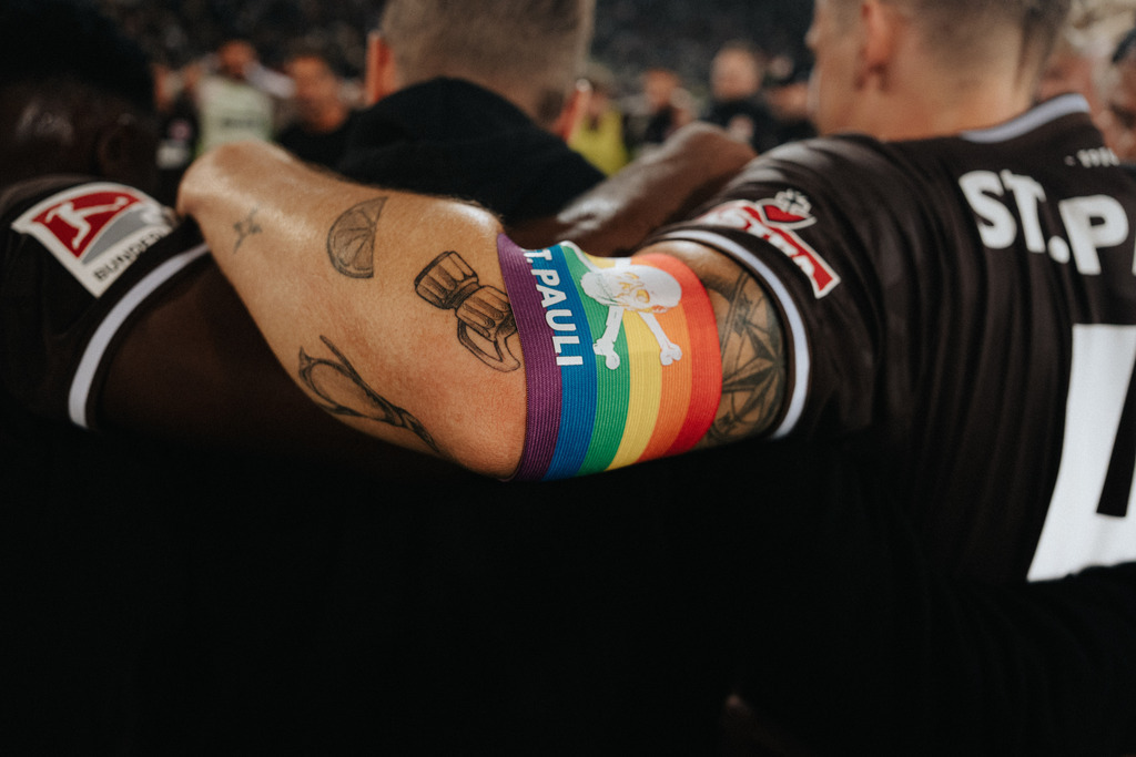 FCS04336 | Der offizielle Shop für FC St. Pauli Fotos. Wähle aus Spielszenen & Fanmomenten dein FCSP Wunschformat. Wir liefern Millerntor-Atmosphäre.