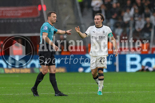 Bayer 04 Leverkusen vs Borussia Mönchengladbach - Bundesliga  | Leverkusen, Deutschland, 21.09.25:   Schiedsrichter Felix Zwayer redet mit Rocco Reitz (Borussia Mönchengladbach) der gestikuliert, Gestik waehrend des Spiels der Bundesliga zwischen  Bayer 04 Leverkusen vs Borussia Mönchengladbach in der BayArena(Foto von Brauer-Fotoagentur / Adrian Schlueter)