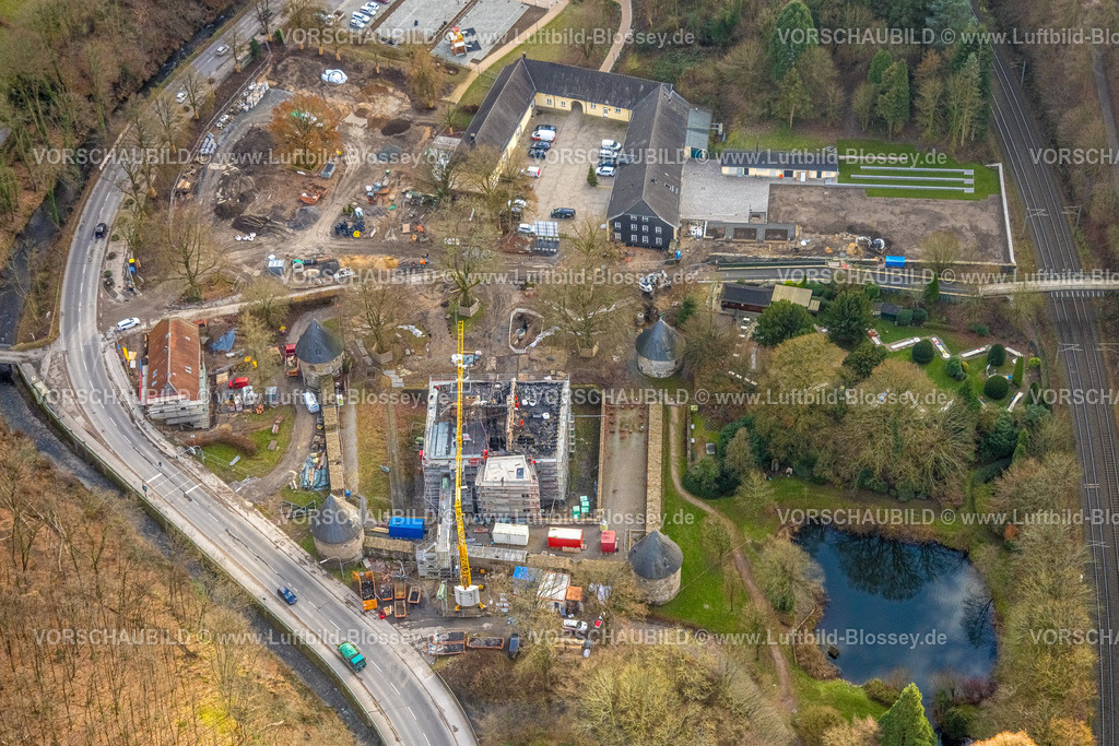 Velbert251200968Neviges | , Luftbild, Schloss Hardenberg, Aufräumarbeiten und Sicherungsarbeiten nach dem Vollbrand des Schlosses am 21.11.2025,  Umbau und Renovierung mit Baugerüst und Baukran, Neviges, Velbert, Bergisches Land, Nordrhein-Westfalen, Deutschland