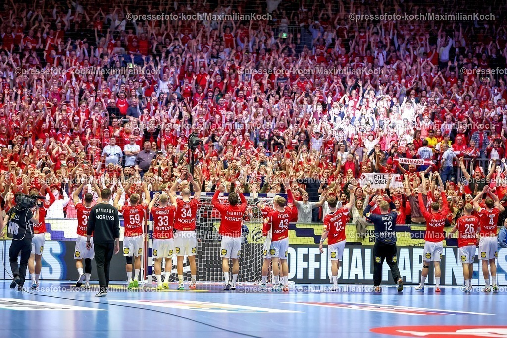 EHF16012602099 | 16.01.2026, Handball, Men's EHF EURO 2026, Dänemark - Nordmazedonien, Jyske Bank Boxen in Herning, Dänemark, Preliminary Round: Abschlussjubel nach dem Sieg der Dänen gegen Nordmazedonien. Jubel richtung  Zuschauertribüne Zuschauer Besucher Feature Rote Wand Voll Innenansicht